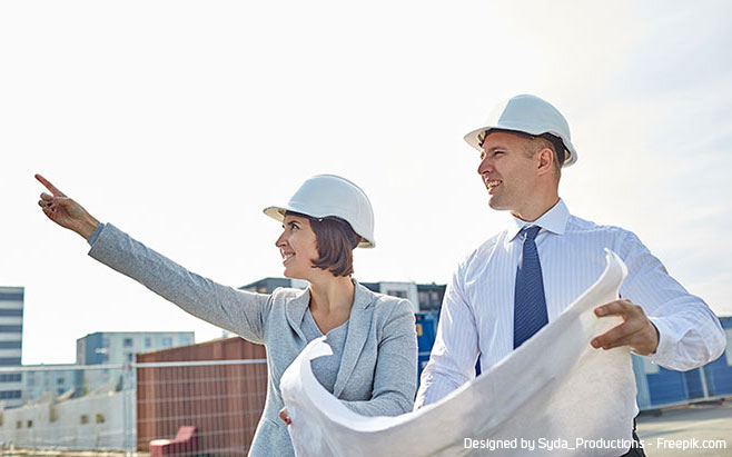 Zwei Architekten mit Helm auf Baustelle