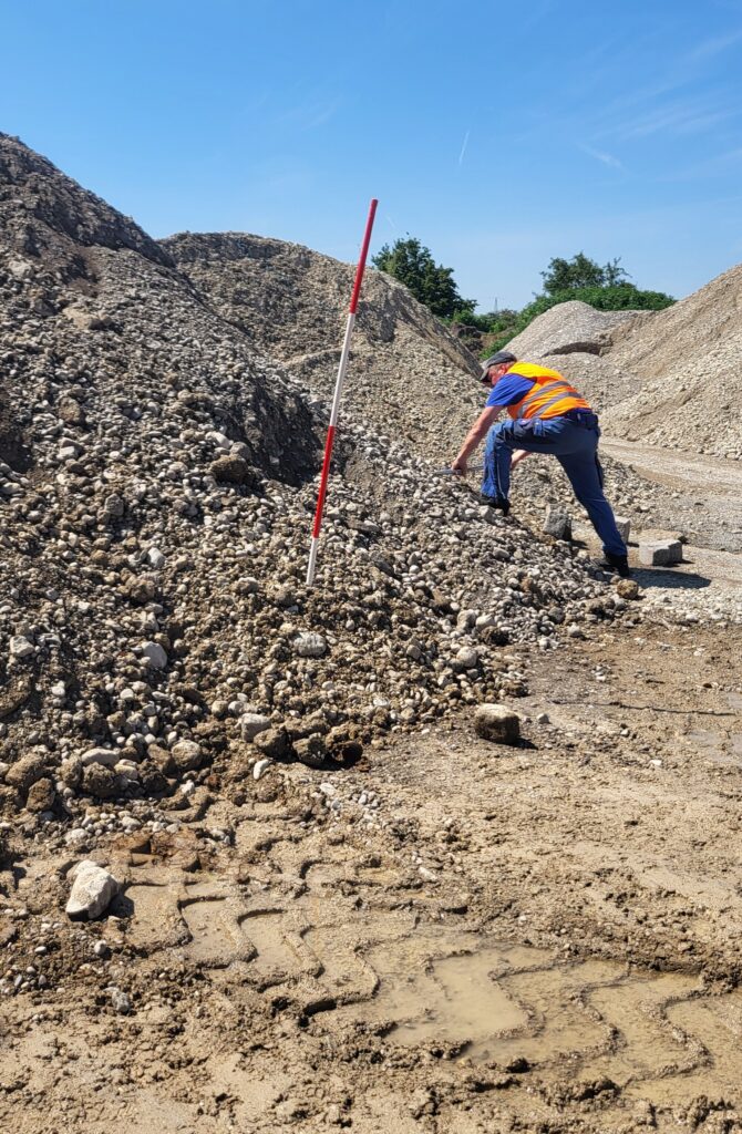 Entnahme einer Einzelprobe aus einem Haufwerk mineralischen Materials gemäß LAGA PN 98.
