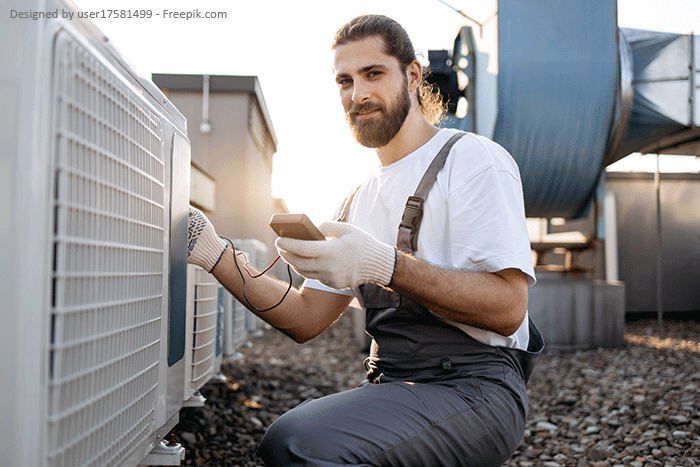 Klimatechniker bei der Arbeit