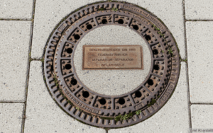 Schachtdeckel mit Schild