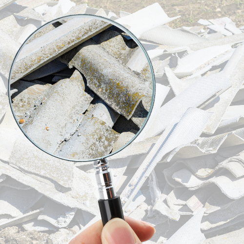 Asbesthaltige Dachziegel unter Anwendung einer Lupe.