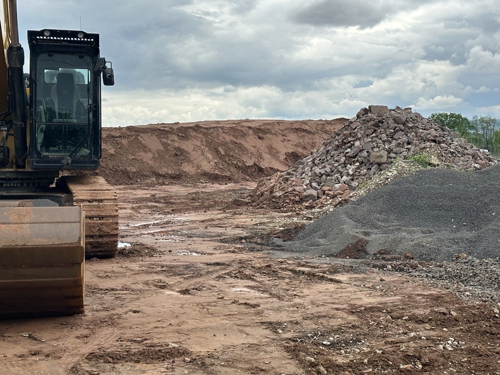 Baustelle mit Bagger und Haufwerk mineralischer Abfälle – Probenahme nach LAGA PN 98