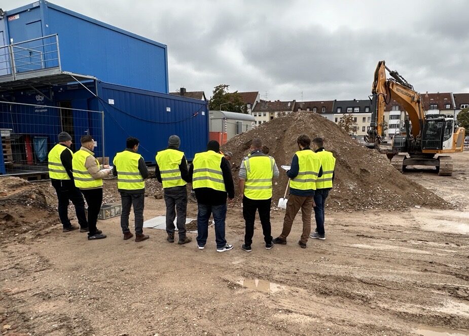 Teilnehmer einer LAGA PN 98 Schulung auf Baustelle – Probenahme mineralischer Abfälle