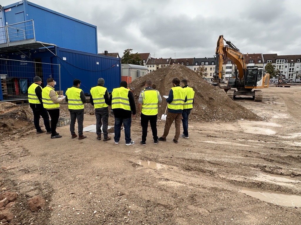 Teilnehmer einer LAGA PN 98 Schulung auf Baustelle – Probenahme mineralischer Abfälle