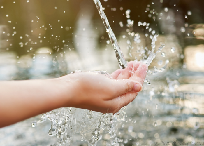 Hand und Wasserstrahl