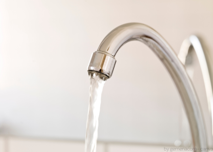 Wasserhahn mit Wasserstrahl