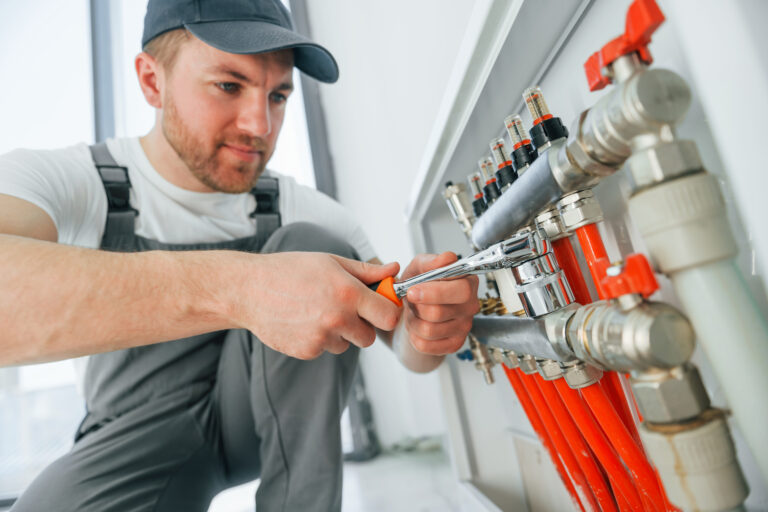 Installateur und Heizungsbaumeister beim Arbeiten.