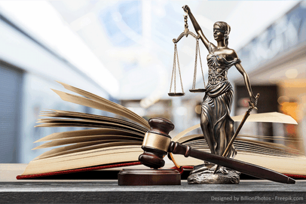 Justitia mit Waage und Richterhammer