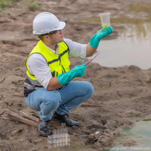 Probenahmetechniker überprüft die Wasserqualität.