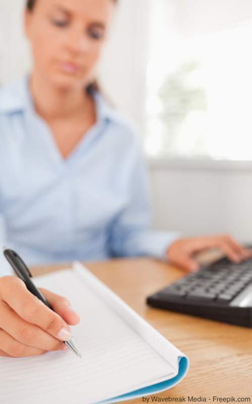 Eine Frau, die eine Gefährdungsbeurteilung ausfüllt.