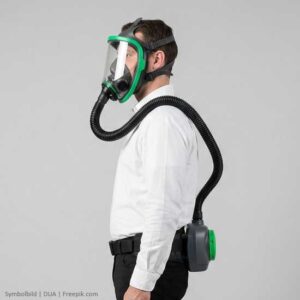 Mann trägt eine gebläse Atemschutzmaske