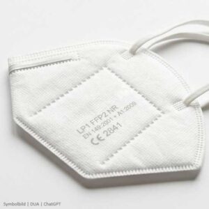 FFP2 Maske liegt auf Tisch