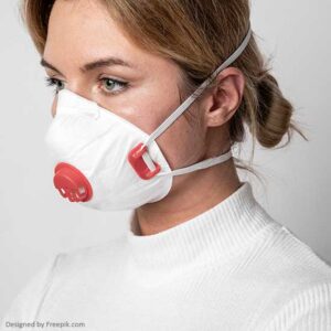 Eine Frau trägt eine Mehrweg-Atemschutzmaske