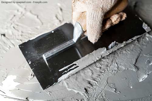 Spachtel mit Spachtelmasse wird aufgetragen